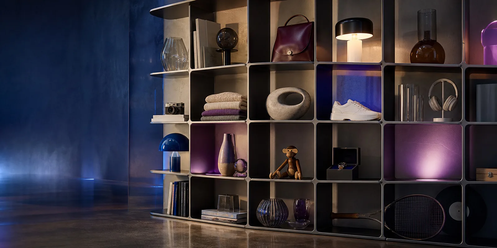Designový regál s módou, elektronikou, knihami, sportovním vybavením a dalšími věcmi